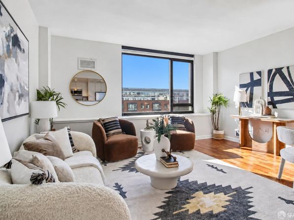 Listing photo of 250 King St Unit 572